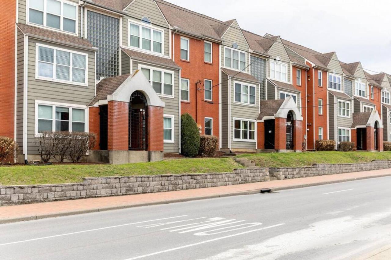 Downtown Condo, Walk To Broadway With Free Parking