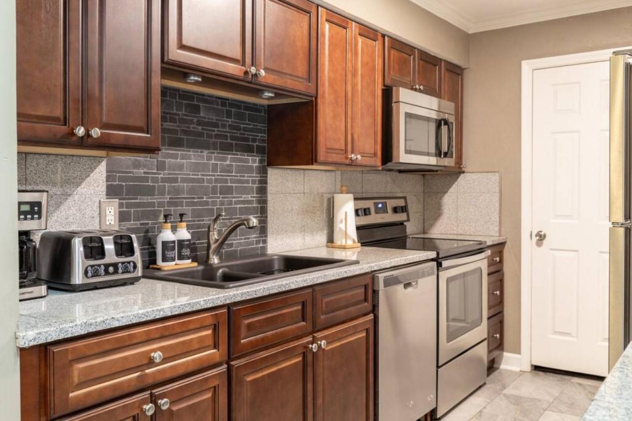 Downtown Condo, Walk To Broadway With Free Parking Apartment *
