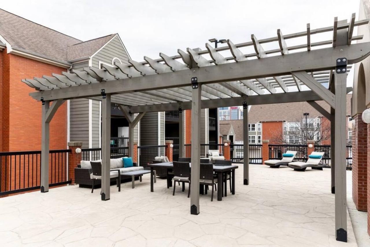 Downtown Condo, Walk To Broadway With Free Parking