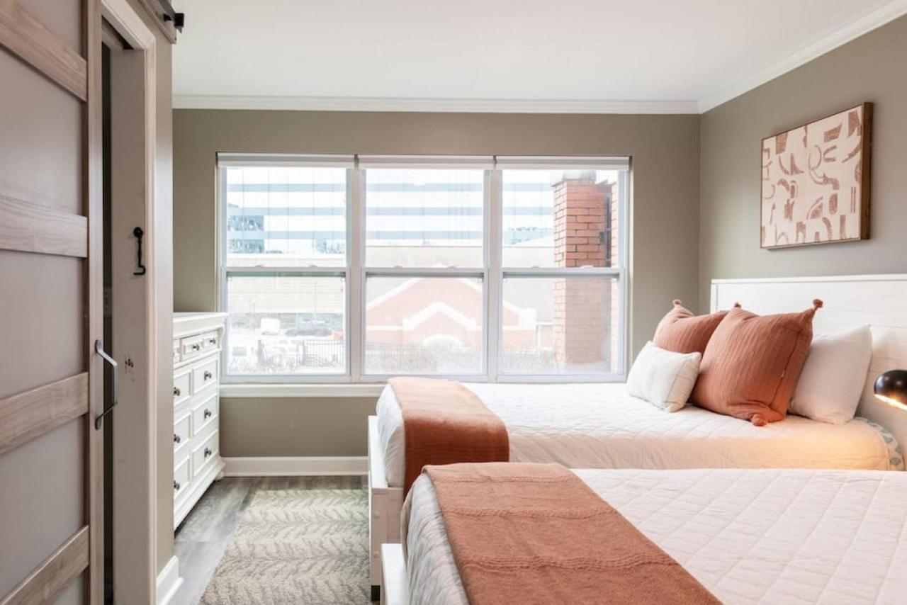 Apartment Downtown Condo, Walk To Broadway With Free Parking *