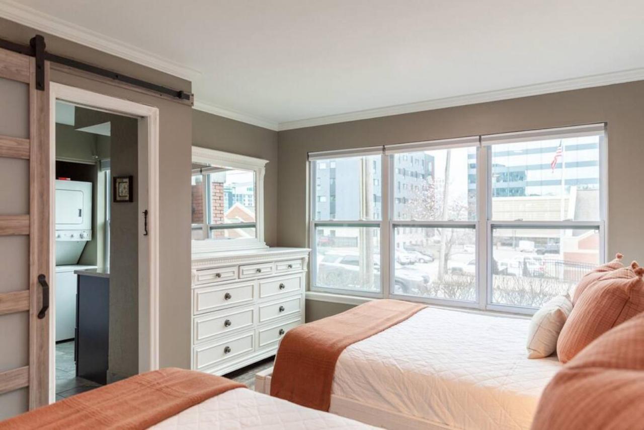 Apartment Downtown Condo, Walk To Broadway With Free Parking